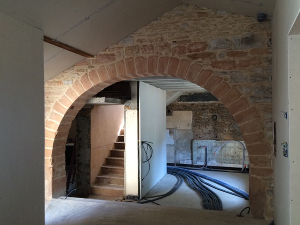 Maison rénovée Eric Just à Denicé cave voûtée