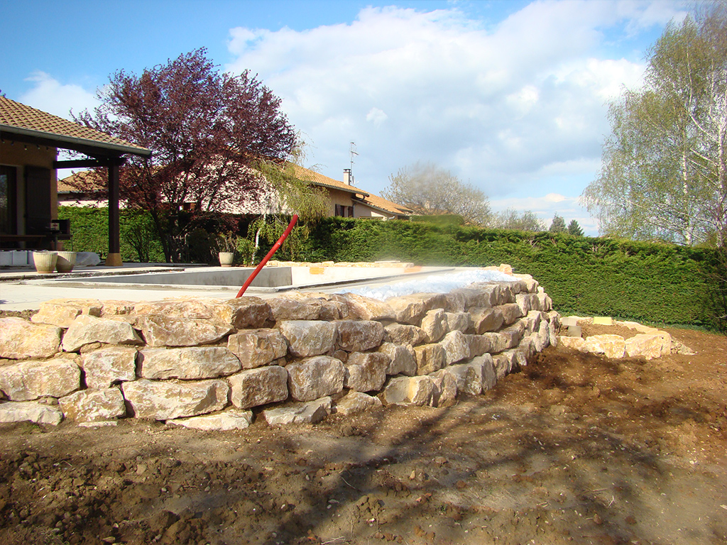 Enrochement réalisé par Eric Just à Denicé