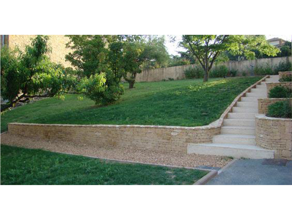 Muret exterieur en pierre dorée