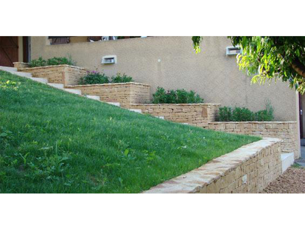 Muret en pierre du beaujolais par la société Eric Just à Denicé