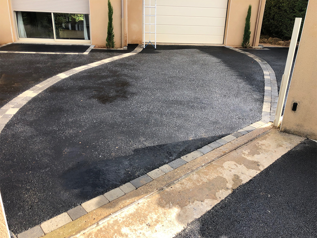 Entrée pavés dorés dans le beaujolais